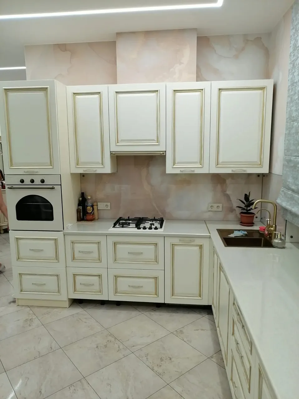 Кухня в классическом стиле с патиной на фасадах